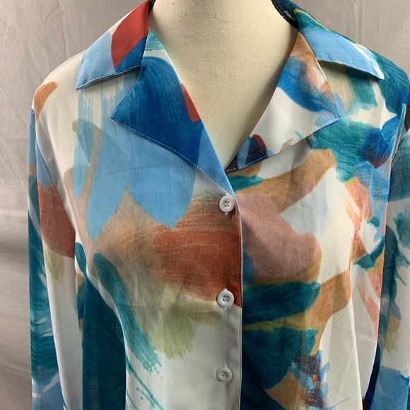 Graphic Patterned Button-Down Blouse - Picture 7 of 9